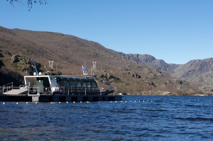 The Elio Sanabria crosses the waters of the lake in an hour and a half ride.