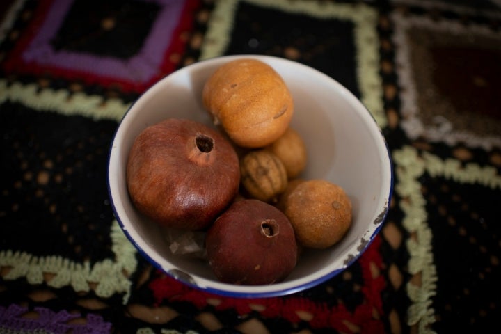 Las granadas y las naranjas sobre el tapete de ganchillo. Un clásico.