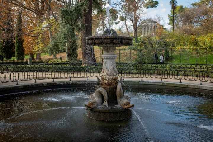 Fuente de los delfines. al fondo el Templete