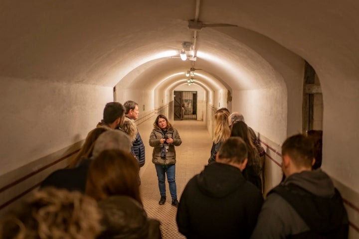 Interior del Bunker. Galería Central. La linea roja es para avanzar a oscuras