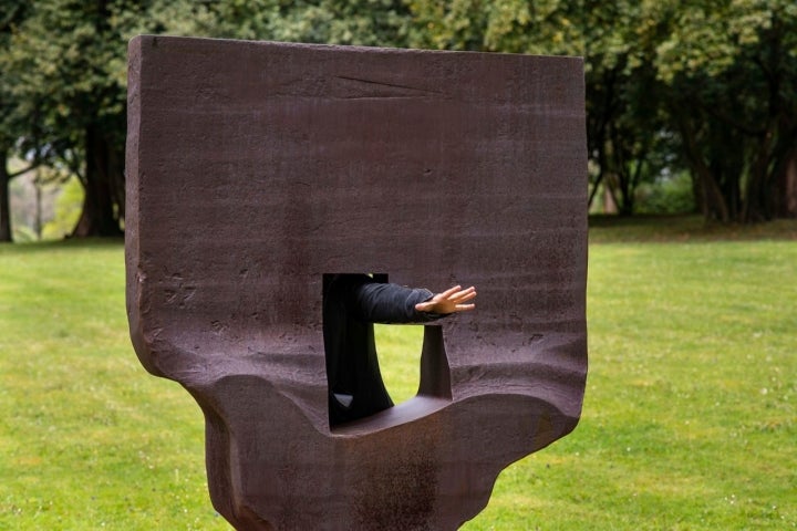 Tocar, jugar, vivir. Chillida invita siempre a lo que él quería.