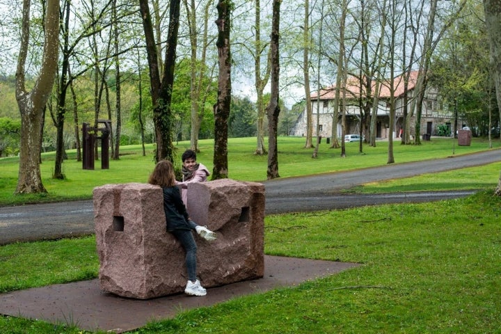 Chillida amaba la interactuación de la gente con sus obras.