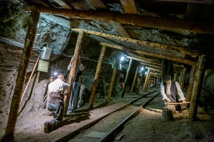 En las recreaciones del museo se cuida hasta el mínimo detalle. En la imagen: mineros con boina y alpargatas.