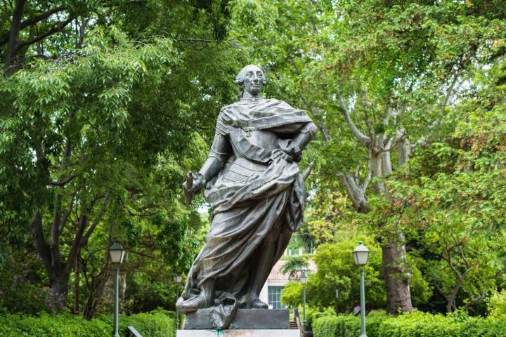 Estatua de Carlos III en el centro del paseo del mismo nombre, en el Real Jardín Botánico de Madrid.