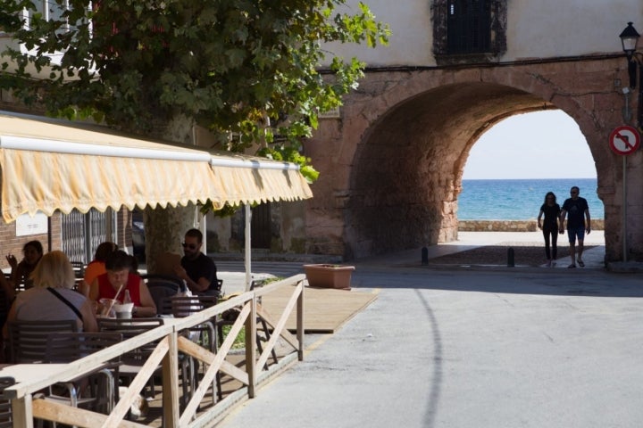 Un pasadizo conecta el Carrer Pescadors con el Carrer Botigues de Mar.