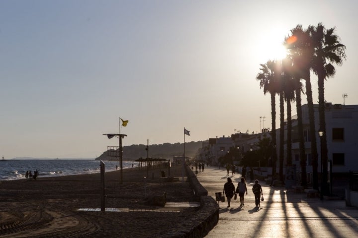 El atardecer en el barrio marinero de Les Botigues es para no perdérselo.