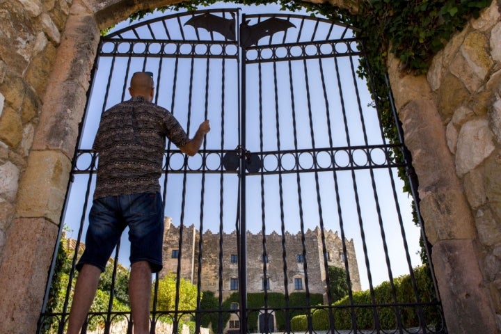 El 'castell del Montserrat', fue más una fortaleza que una residencia, y está cerrado al público por ser propiedad privada.