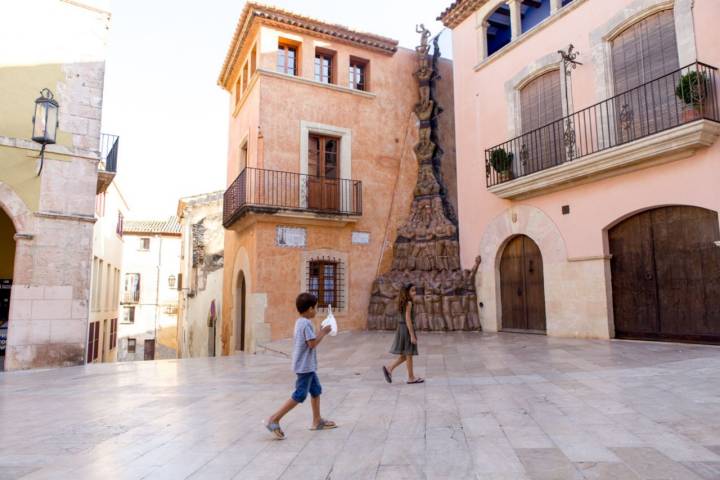 En la plaza del Pou se levanta el monumento a los 'castells' o torres humanas.
