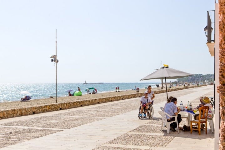 Sentarse a tomar un aperitivo a pocos metros del mar es un auténtico lujo.