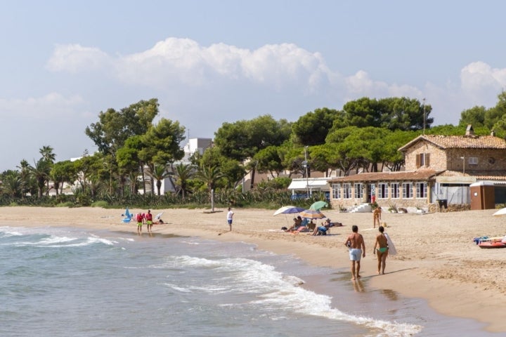 En la playa, el restaurante 'Voramar' (al fondo) especializado en paellas.