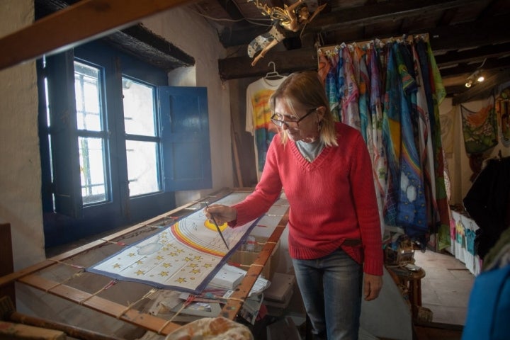 Ursula trabaja en el interior de su pequeña tienda.