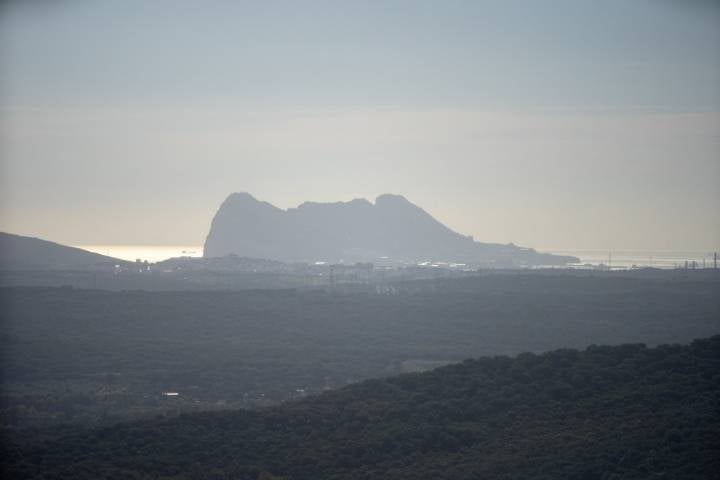 Al fondo, el peñón de Gibraltar.