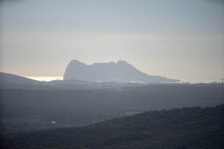 Al fondo, el peñón de Gibraltar.