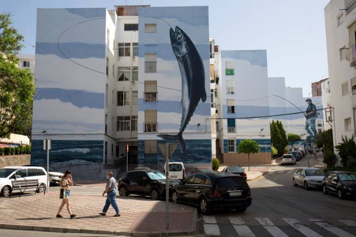 La obra 'Un Día de Pesca', en la barriada Isabel Simón, está conformada por las fachadas de siete edificios y compone una obra espectacular.