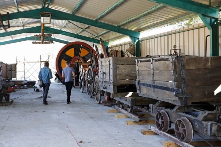 Los carros mineros, al alcance de la mano.