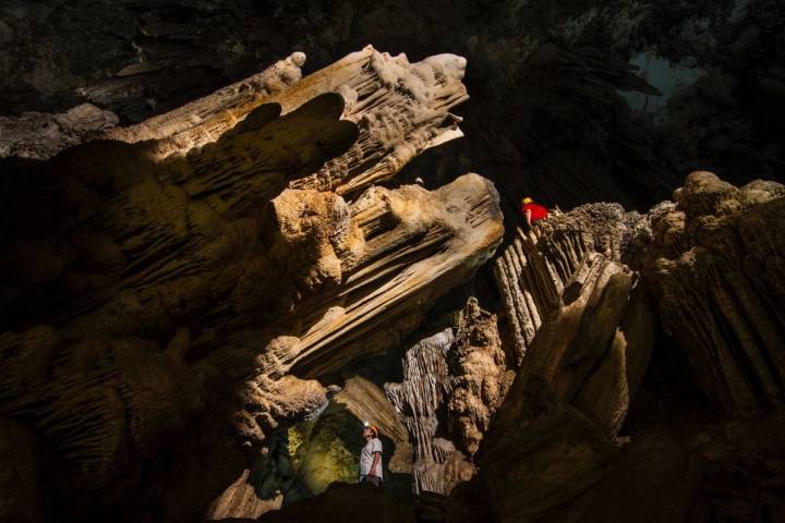 En la sala del Cataclismo, una de las formaciones conocida como el cañón. Foto: Fundación Cueva de Nerja.