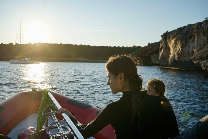 Navegando junto a cala Varques.