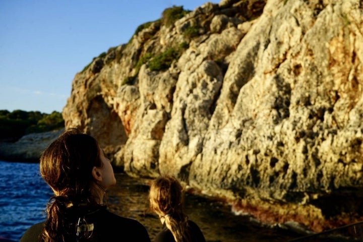 Saliendo de Porto Cristo en busca de la cueva escondida.