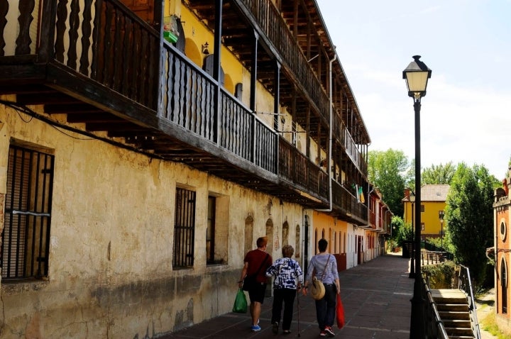 Aún hay vida en las casas cuartel de los mineros de Barruelo.