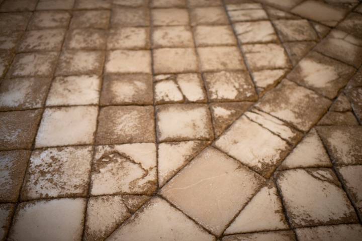 El suelo es de puro alabastro, y esta es una de las razones por las que los frescos del techo se han conservado perfectamente.