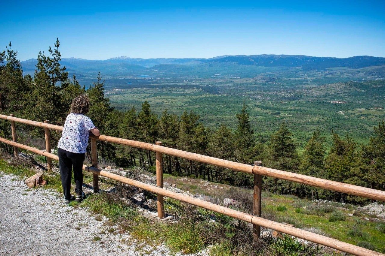 Mirador de la Sierra del Guadarrama. El fondo, Peñalara.