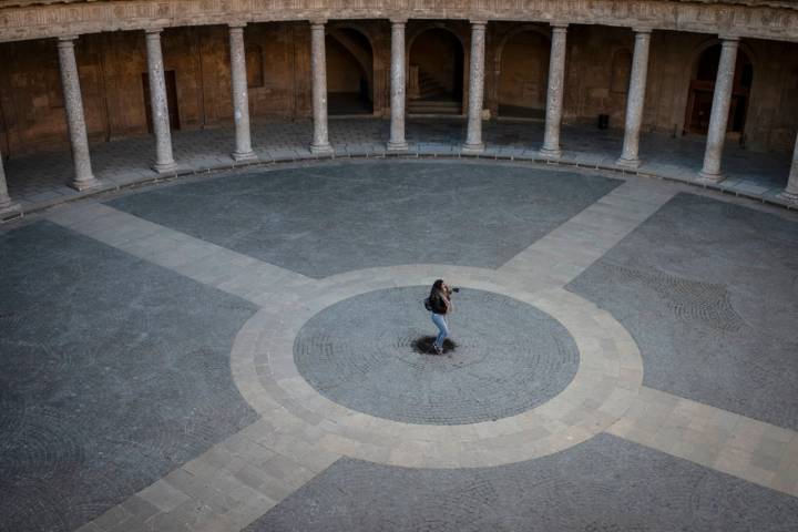 Palacio de Carlos V, el patio circular renacentista que evoca al Panteón en Roma.