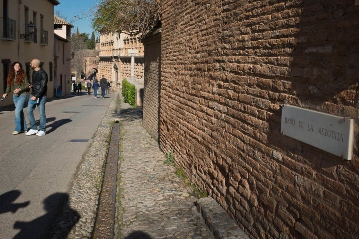 La Calle Real, con la Puerta del Vino y el Palacio de Carlos V. Mestizaje.