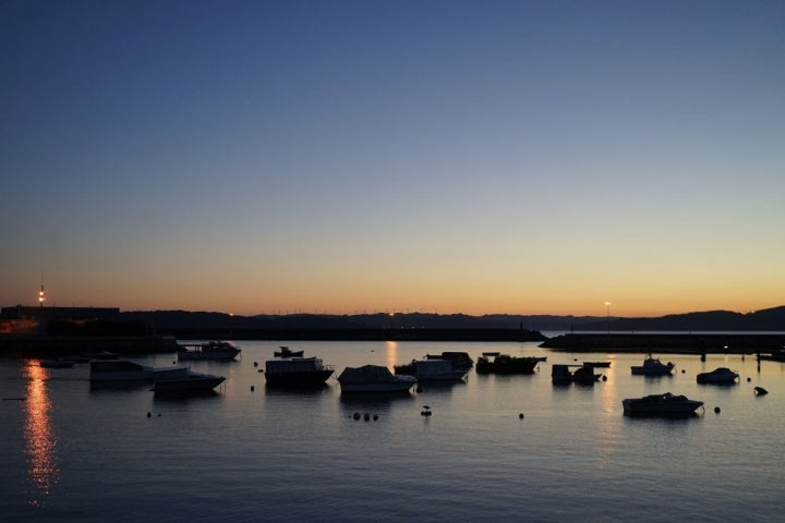 Amanece en el puerto de Muxía.