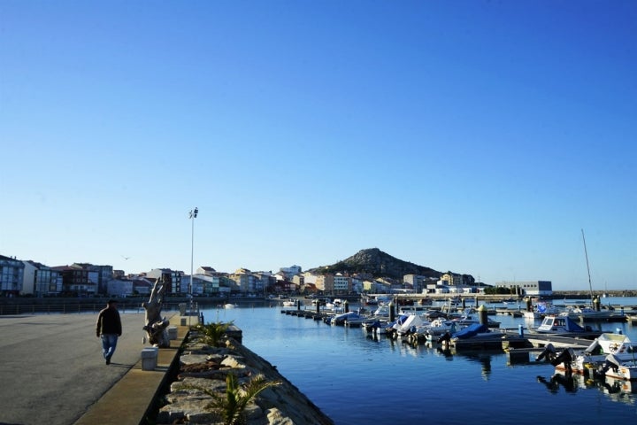 En el muelle de Muxía se mezclan lujosos yates, pequeñas lanchas y barcos de pesca de altura.