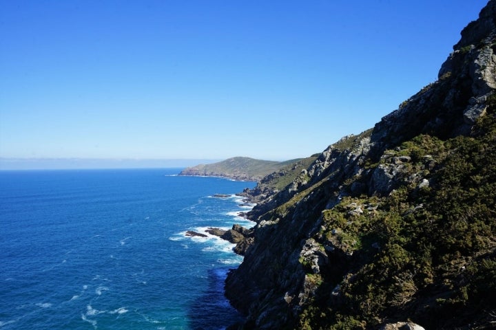 El camino de los faros bordea acantilados de vértigo.