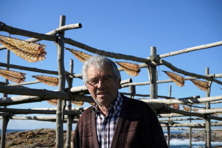 Juan Diz lleva 74 años dedicándose al secado del congrio.
