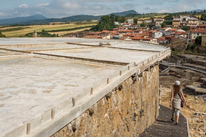 La iglesia del pueblo asoma  por encima de la salina.