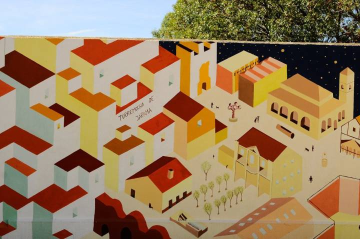 Detalle del un colorido plano del pueblo pintado sobre un muro.