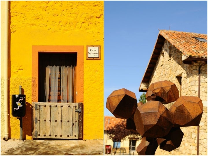 Aquí es muy común que las puertas de las casas indiquen en una placa el nombre de la persona que la habita. A la derecha, escultura de la rotonda que da acceso a la Casa de los Oficios.