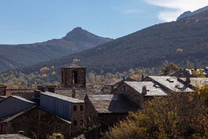 Valverde de los Arroyos en otoño, uno de los pueblos negros más bonitos de Guadalajara y de España.