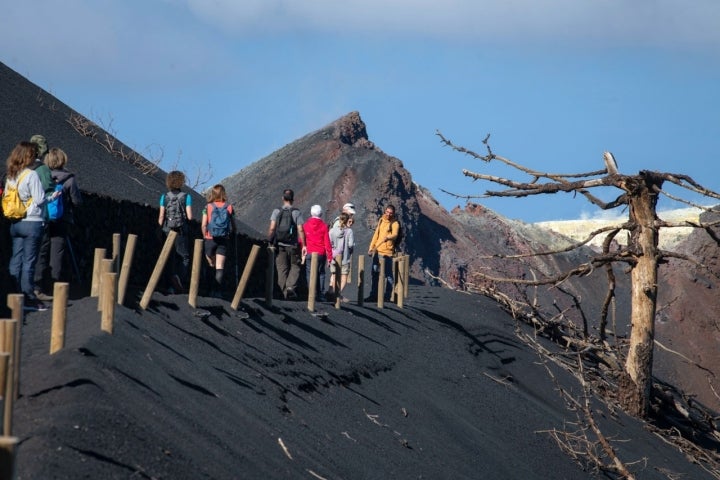 Según nos acercamos al volcán, se ve mayor destrucción.