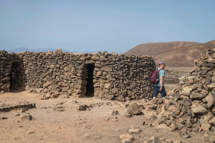 Cabañas de roca en el volcán Calderón Hondo (Fuerteventura).