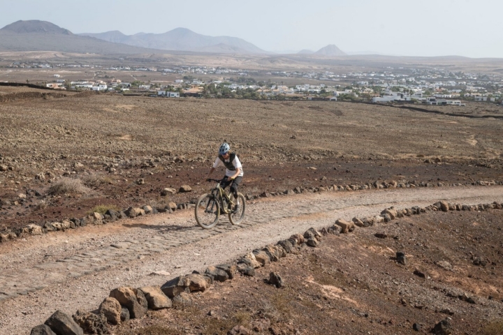 Ciclista en el volcán Calderón Hondo (Fuerteventura).