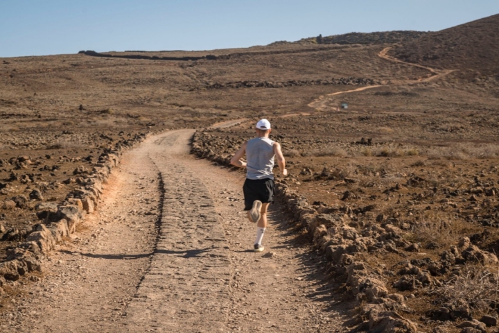 Corredor en el volcán Calderón Hondo (Fuerteventura).