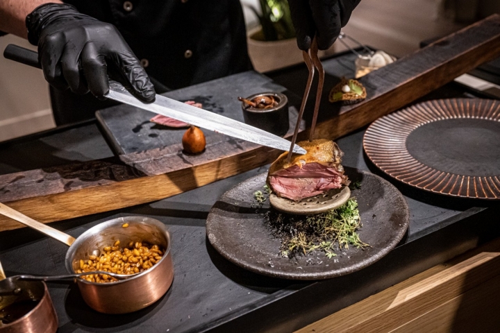 Barcelona 25/01/23 Atempo. Pechuga de pichón asada con risotto de cebada y anchoa. Sobre barrica de Macallan: Crujinete de setas, buñuelo de su pate trufado y muslo
guisado con setas de temporada.