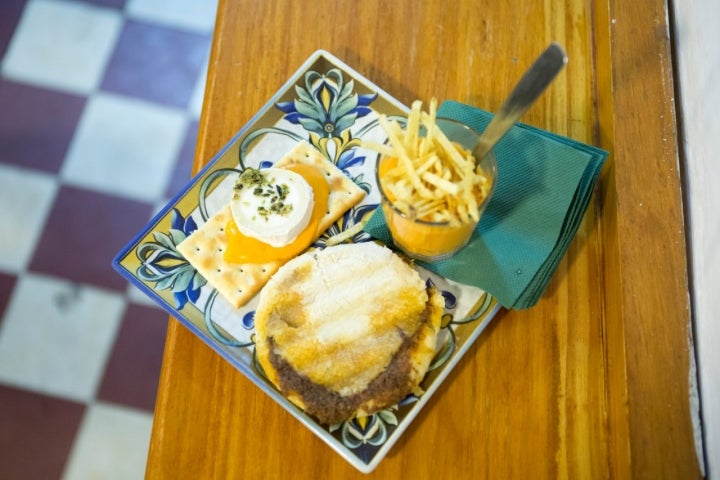 Málaga (España) Ronda 23/07/2020 Reportaje con el chef Benito Gómez haciendo un recorrido por varios bares y restaurantes de Ronda. Fotografías en De Locos Tapas, El Lechugita, Doña Pakita, Casa Mateos y Tragatá. (El Lechugita. Tapa de pringá, porra y tosta con queso)
Foto: Daniel Pérez