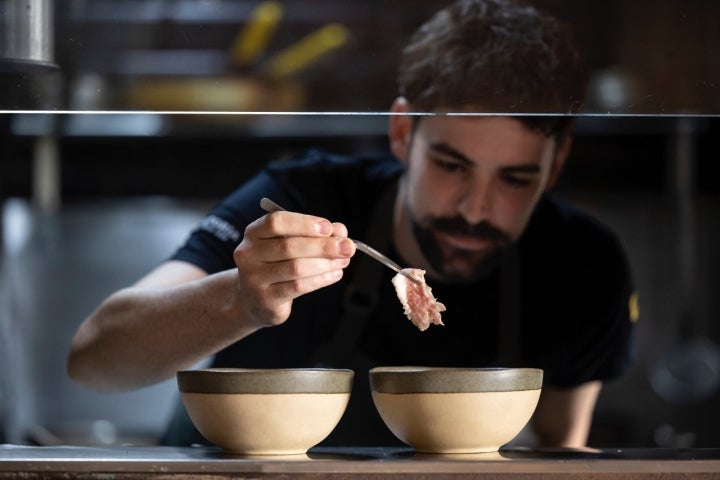 Málaga (España) 05/09/2024 Reportaje en el restaurante Base9 para un reportaje de jóvenes chefs. Fotografías a los chef Pablo Zamudio y Cristian Fernández y a los platos Ensalada de tomate y secreto (26, 27 y 28) y Mazamorra de pistacho (24 y 25).
Foto: Daniel Pérez