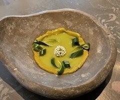 Gazpacho verde, pistacho y espiral de calabacín. Foto Guía Repsol