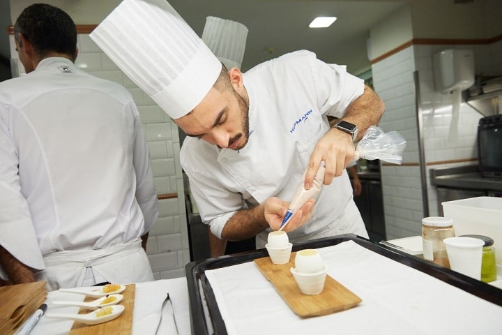 Menús para todos los bolsillos. Restaurante Hofmann. Un alumno elaborando un plato en la cocina. 