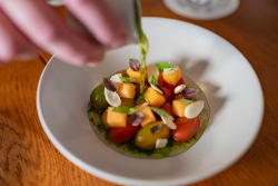 Tomate, melón, almendra tierna. 