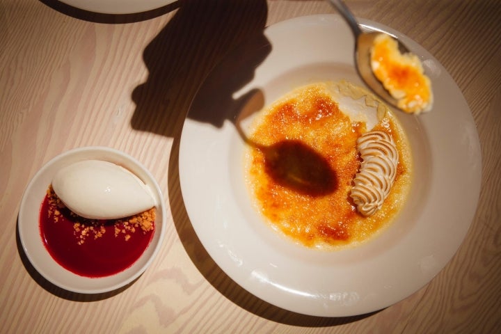 20/6/2021. Pedraza, Segovia. Redactor: Juan Navarro. Casa Taberna. Flan de queso brûlée con merengue y helado de leche quemada con jugo de remolacha. Foto de César Cid.