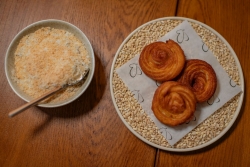 Churro, queso, cebolla morada.