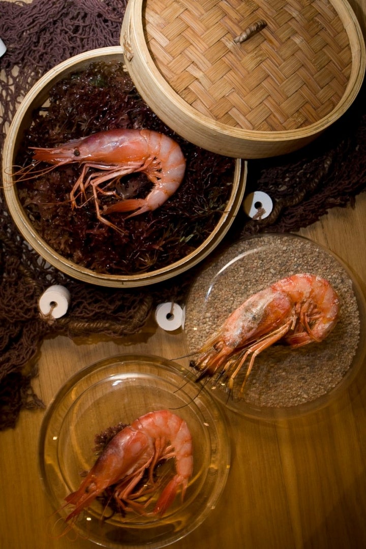 BARCELONA, 20/09/2016. Fotos para El Viajero. Restaurante Estimar. En la foto Trio de gambas en cociones distinas: herbida, vapor y a la brasa. (Foto: JUAN BARBOSA)