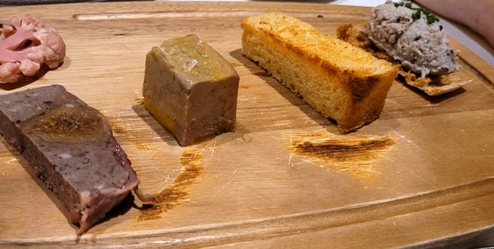 Ménage à trois: rillette de pollo, foiegras, paté de campaña. Foto Guía Repsol