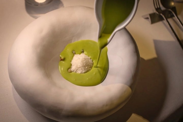 Ajo blanco con almendra, botarga y terminado con gazpachuelo de albahaca.